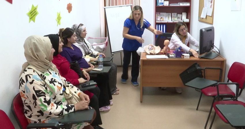 İzmir'de Eşrefpaşa Hastanesi’ndeki Gebe Okulu’nda anne adayları kulaktan dolma bilgiler