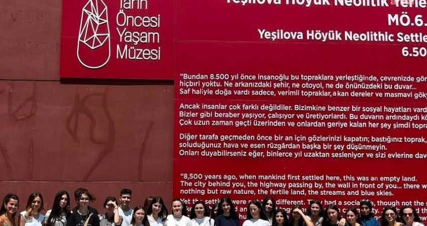 İzmir Büyükşehir Belediyesi’nin “Liseli Gençler Müzede Geziyor” projesi kapsamında 2025-2026