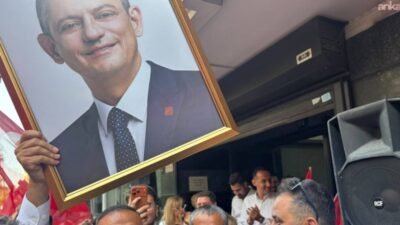 İzmir'de Cumhuriyet Halk Partisi'nde (CHP) farklı ilçelerde peş peşe yapılan