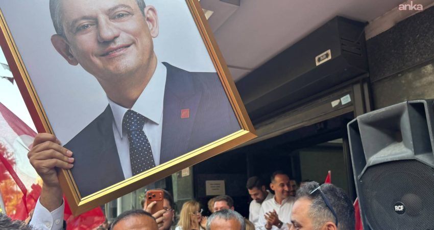 İzmir'de Cumhuriyet Halk Partisi'nde (CHP) farklı ilçelerde peş peşe yapılan