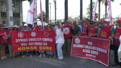 DİSK Devrimci Emekliler Sendikası üyeleri, İzmir'de SGK İl Müdürlüğü önünde