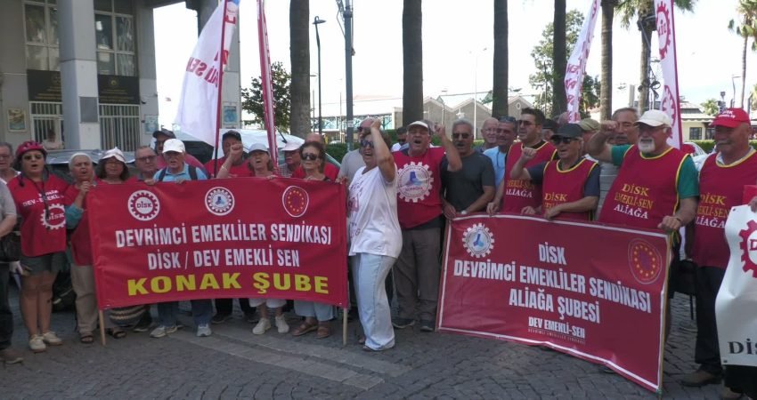 DİSK Devrimci Emekliler Sendikası üyeleri, İzmir'de SGK İl Müdürlüğü önünde