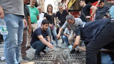 İzmir Alsancak'ta 12 Temmuz 2024'te yağmur suyu ızgaralarının bulunduğu noktada