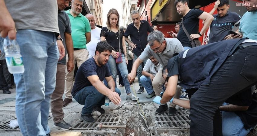 İzmir Alsancak'ta 12 Temmuz 2024'te yağmur suyu ızgaralarının bulunduğu noktada