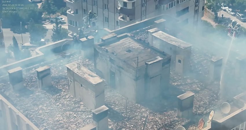 İzmir Büyükşehir Belediyesi İtfaiye Dairesi Başkanlığı ekipleri, Menemen ilçesinde çatısında