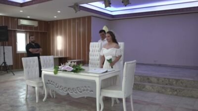 İzmirli sağır çift, İzmir Büyükşehir Belediyesi’nin işaret dili çevirmeninin desteği