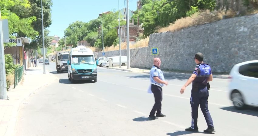İzmir Büyükşehir Belediyesi Zabıta ekiplerinin ticari araçlara yönelik klima denetimlerinde,