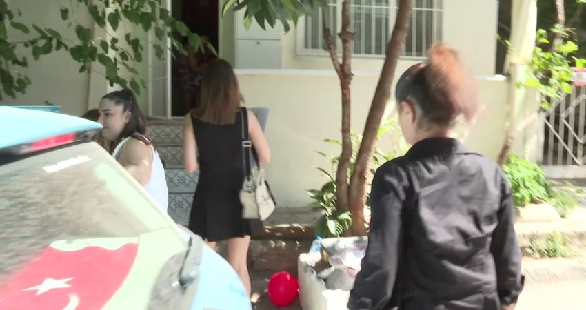İzmir Büyükşehir Belediyesi, gebelik sürecinden itibaren ailelerin kapısını çalıyor. Uzman