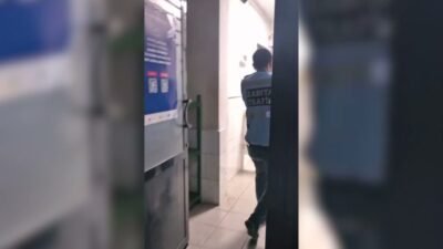 İzmir Büyükşehir Belediyesi zabıta ekipleri, Karşıyaka'da denetim yaptıkları sırada araçların
