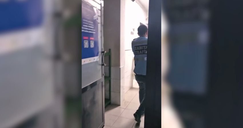 İzmir Büyükşehir Belediyesi zabıta ekipleri, Karşıyaka'da denetim yaptıkları sırada araçların