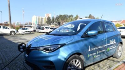 İzmir Büyükşehir Belediyesi, hizmet filosundaki 100 elektrikli araç sayesinde  yaklaşık