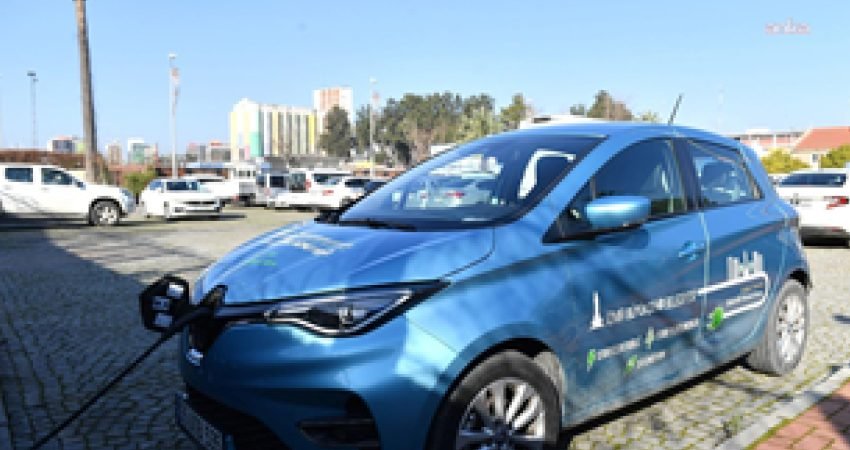 İzmir Büyükşehir Belediyesi, hizmet filosundaki 100 elektrikli araç sayesinde  yaklaşık