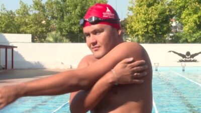 İzmir Büyükşehir Belediyesi’nin 23 yaşındaki otizmli yüzme sporcusu Tuna Tunca,