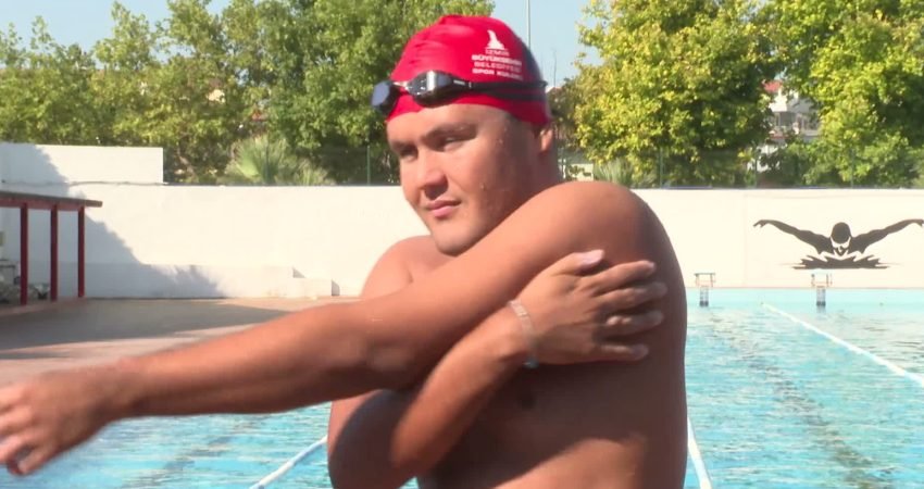 İzmir Büyükşehir Belediyesi’nin 23 yaşındaki otizmli yüzme sporcusu Tuna Tunca,