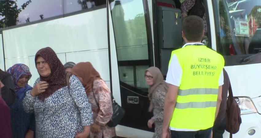 İzmir Büyükşehir Belediyesi, muhtarlarla iş birliği yaparak özellikle kırsal bölgelerde