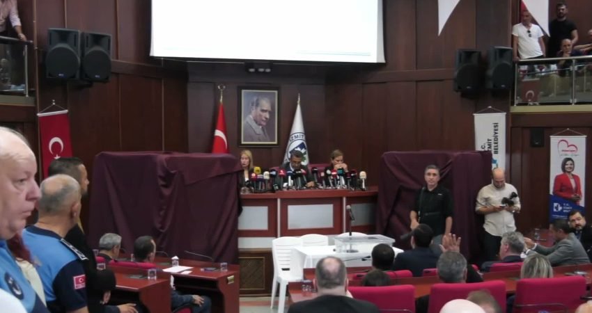 Tutuklanan İzmit Belediye Başkanı Fatma Kaplan Hürriyet’in yerine yapılan başkanvekili