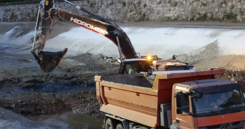 İzmir Büyükşehir Belediyesi, yaz aylarında kötü koku oluşumunu önlemek ve