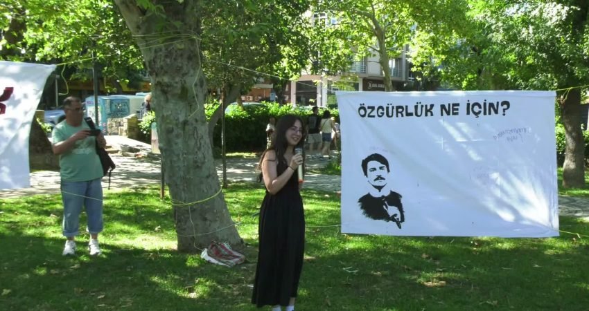 Sol Parti’li gençlerin çağrısıyla çok sayıda vatandaş Kadıköy'de Yoğurtçu Parkı’nda