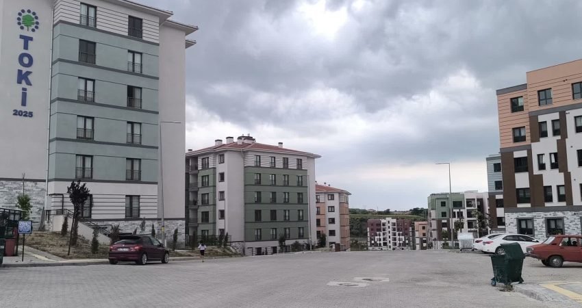 Osmaniye’nin Kadirli ilçesindeki TOKİ konutlarında günlerdir süren su kesintisi, site