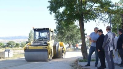 Kahramankazan Belediye Başkanı Selim Çırpanoğlu, Fatih Mahallesi’nde yürütülen asfalt çalışmasını