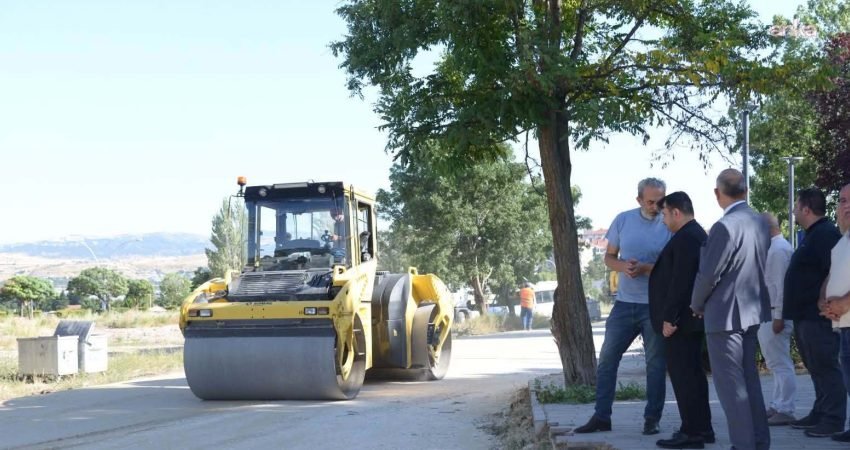 Kahramankazan Belediye Başkanı Selim Çırpanoğlu, Fatih Mahallesi’nde yürütülen asfalt çalışmasını