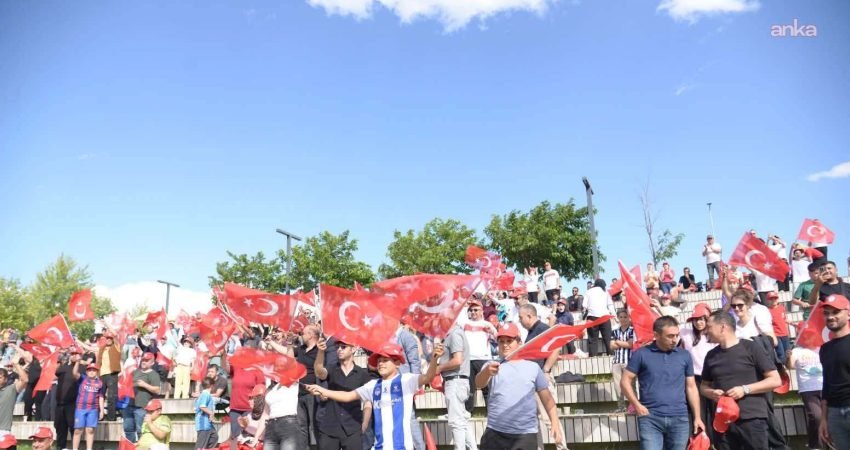 Kahramankazan Belediyesi, vatandaşları Millet Bahçesi’nde düzenlediği dev ekran etkinliğinde buluşturdu.