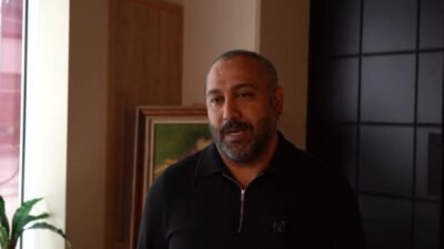 Gerçek olaylardan esinlenen hikâyesiyle komedi, kara mizah ve gerilimi aynı