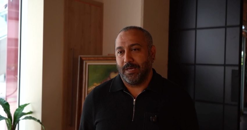 Gerçek olaylardan esinlenen hikâyesiyle komedi, kara mizah ve gerilimi aynı