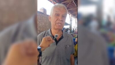 Aydın’ın Karacasu ilçesinde kurulan semt pazarında satıcı da alıcı da