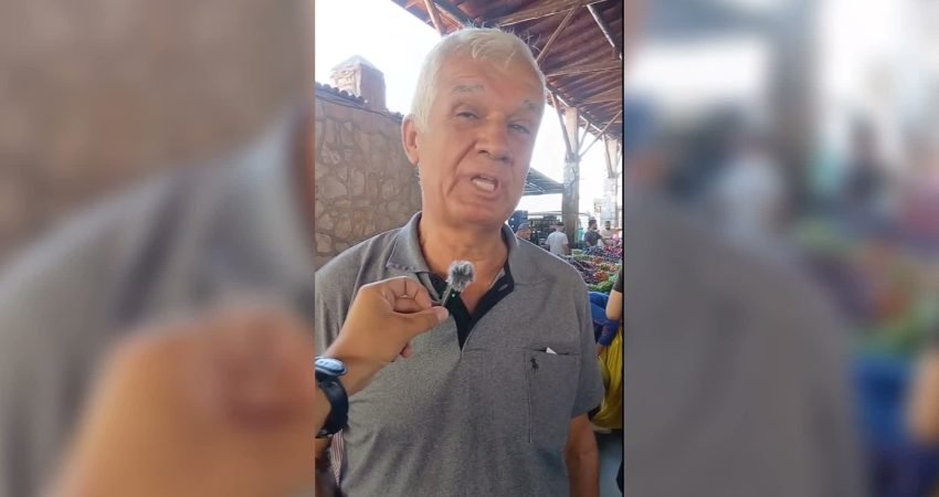 Aydın’ın Karacasu ilçesinde kurulan semt pazarında satıcı da alıcı da