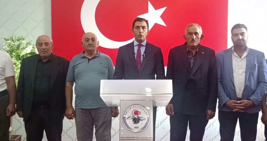 Kars’ın Selim Belediye Başkanı Barış Koç, belediye meclis üyelerinin tamamıyla