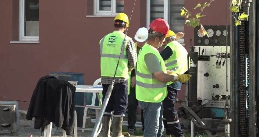İzmir Büyükşehir Belediyesi, Karşıyaka’da mikrobölgeleme ve yapı envanteri çalışmalarını tamamladı.