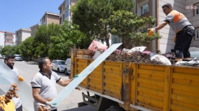 Kartal Belediyesi, eski mobilya, beyaz eşya, budanmış ağaç dalları ve