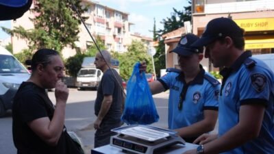 Kartal Belediyesi, semt pazarlarında kurduğu tartı kontrol noktalarıyla vatandaşların güvenli