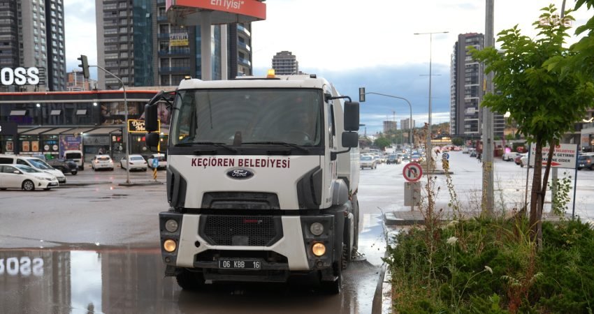 Keçiören Belediyesi, sağanak yağışın neden olduğu selin ardından ilçe genelinde