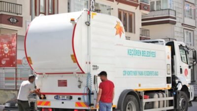 Keçiören Belediyesi Temizlik İşleri Müdürlüğü ekipleri, rutin temizlik çalışmalarıyla ilçe
