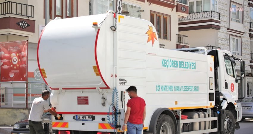 Keçiören Belediyesi Temizlik İşleri Müdürlüğü ekipleri, rutin temizlik çalışmalarıyla ilçe