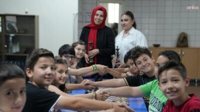 Keçiören Belediyesi Yunus Emre Çocuk Eğitim Merkezi’nde satranç eğitimi alan