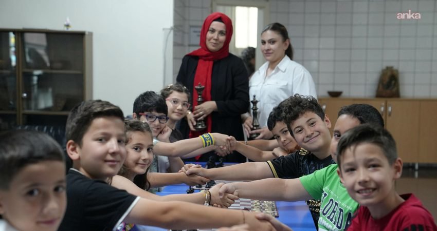 Keçiören Belediyesi Yunus Emre Çocuk Eğitim Merkezi’nde satranç eğitimi alan