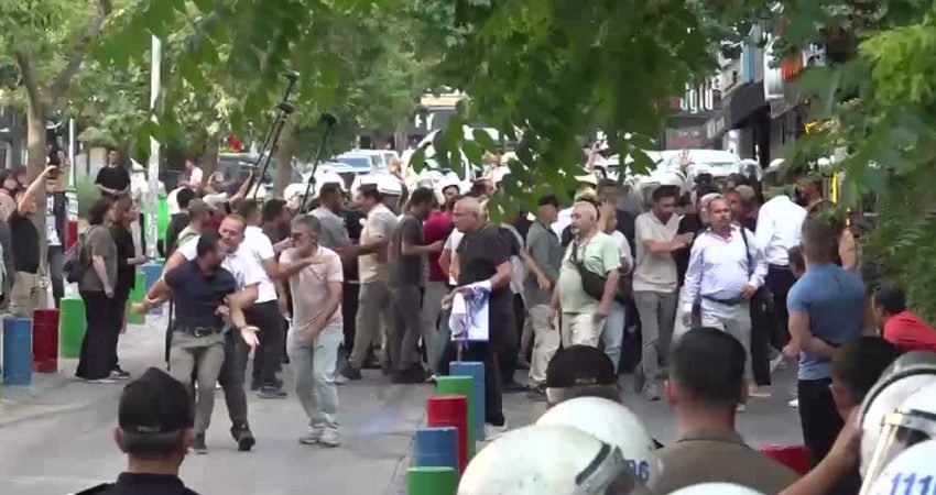 KHK ihraçlarının 10’uncu yılı dolayısıyla yapılan protestoda, aralarında KESK MYK