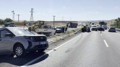 Kırıkkale’de meydana gelen zincirleme trafik kazasında 4 aracın karıştığı kazada