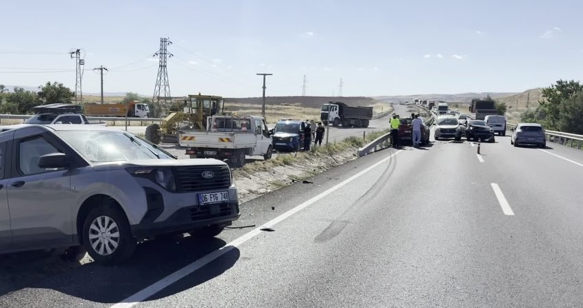 Kırıkkale’de meydana gelen zincirleme trafik kazasında 4 aracın karıştığı kazada