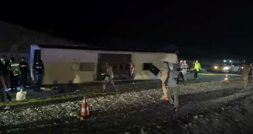 Kırıkkale-Samsun kara yolunda yolcu otobüsünün devrilmesi sonucu yaşanan kazadan etkilenen