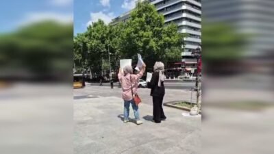 Ankara'da düzenlenen 36. NATO Zirvesi'ni protesto eden iki kadın, Kızılay'da