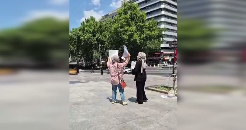 Ankara'da düzenlenen 36. NATO Zirvesi'ni protesto eden iki kadın, Kızılay'da