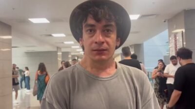 Stand-up gösterisi nedeniyle gözaltına alınan komedyen Deniz Göktaş'a destek için