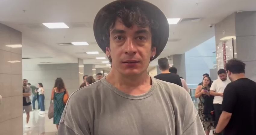 Stand-up gösterisi nedeniyle gözaltına alınan komedyen Deniz Göktaş'a destek için