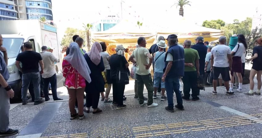 Konak Belediyesi, muharrem ayı dolayısıyla düzenlediği Geleneksel Aşure İkram Programı’nın