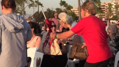 Konak Belediyesi’nin üreten kadınların emeğine değer katan Gece Kermesi, bu