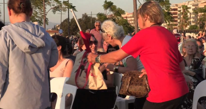 Konak Belediyesi’nin üreten kadınların emeğine değer katan Gece Kermesi, bu